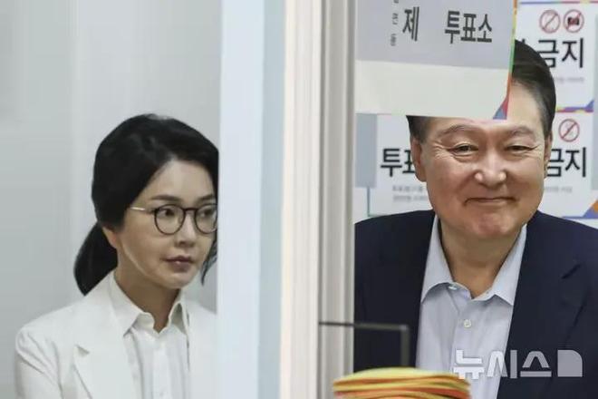 新韩国第一夫人金惠景火了！性格社恐容貌出众和李在明相亲认识(图5)