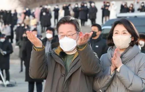 新韩国第一夫人金惠景火了！性格社恐容貌出众和李在明相亲认识(图8)