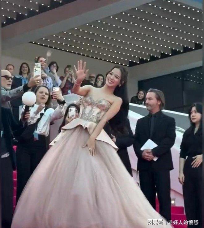 戛纳国际电视剧节金智秀斩获MadameFigaro新星奖(图3)