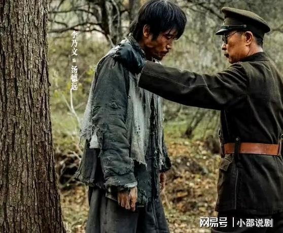 《归队》热播：胡军李乃文演绎小人物抗战史诗八棵松下誓言看哭(图2)