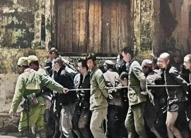 别被电视剧骗了！这才是日本鬼子真实的样子目光都透着凶残！(图4)