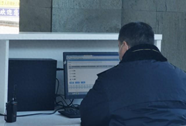 我是一名从业8年的接警员有些奇葩的电话电视剧都不敢这么写