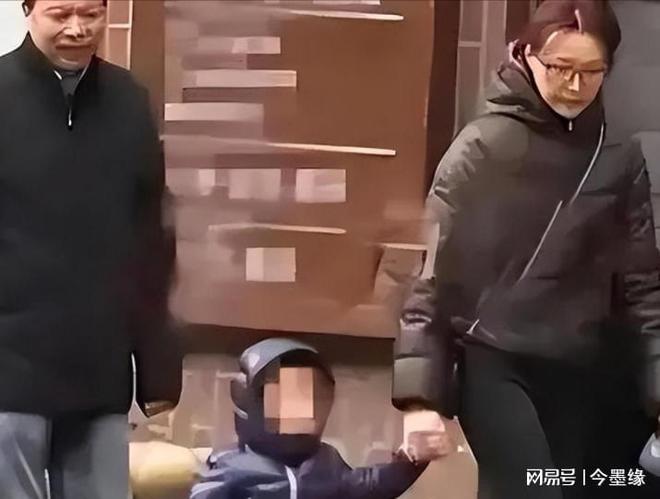 惊天大瓜！董卿美国生子真相骗了大家十年？比电视剧还狗血！(图3)