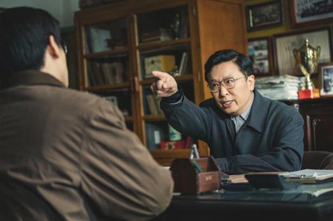 东北年代轻喜剧《老舅》热播苗博这位厂长亮了！