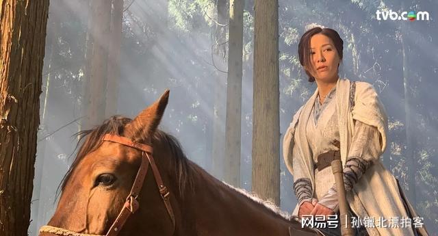 寻秦记｜「善柔」滕丽名手捧彩虹引爆网民集体回忆：这幕好经典(图2)