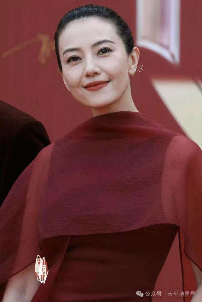 众星亮相中国电视剧年度盛典孙俪压轴气场全开高圆圆优雅宋佳高级内娱红毯名场面来袭(图3)