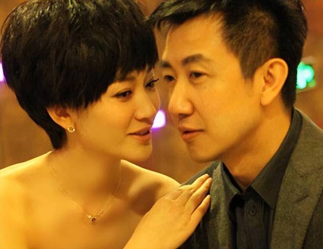 艾滋针抵喉+砍断脚筋+5亿求婚：李小冉的