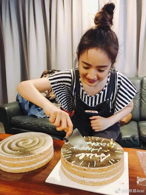 林依晨切蛋糕庆祝37岁生日 扎丸子头酷似18岁少女(图1)