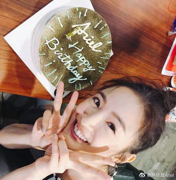 林依晨切蛋糕庆祝37岁生日 扎丸子头酷似18岁少女(图2)
