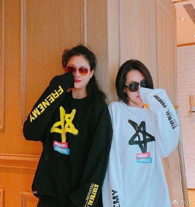 ASOS再合体！大S小S穿同款衣服摆造型时尚感满分(图1)