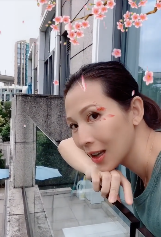 蔡少芬闲来无事录视频 素颜照曝光状态很不错(图1)